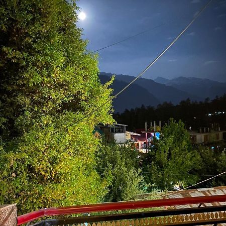 Attic Monkey Cafe & Rooms Manali  Bagian luar foto