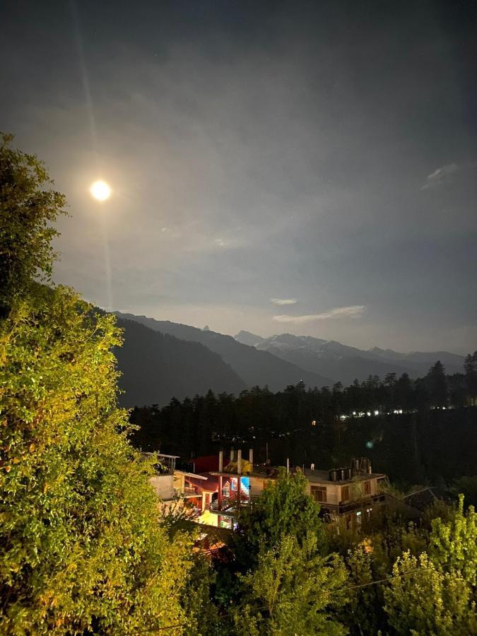 Attic Monkey Cafe & Rooms Manali  Bagian luar foto