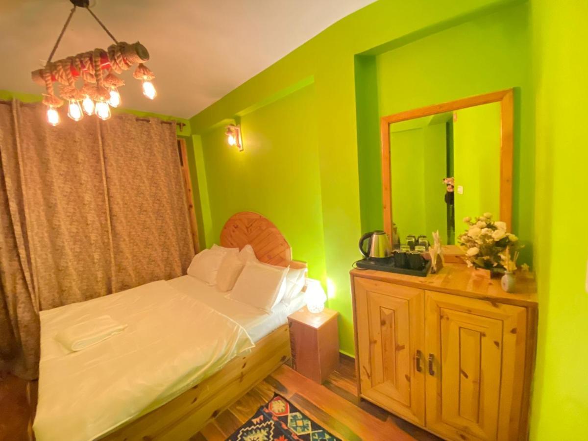 Attic Monkey Cafe & Rooms Manali  Bagian luar foto