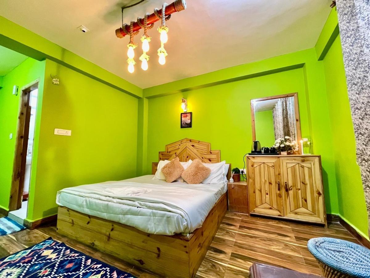 Attic Monkey Cafe & Rooms Manali  Bagian luar foto