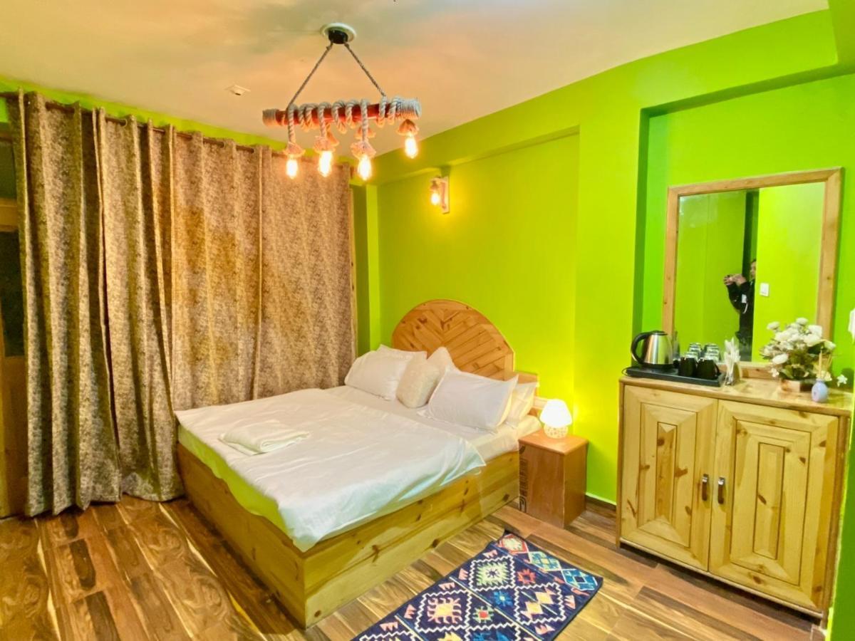 Attic Monkey Cafe & Rooms Manali  Bagian luar foto