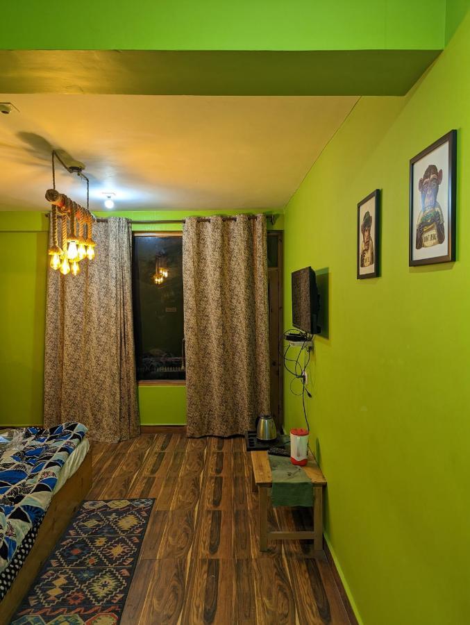 Attic Monkey Cafe & Rooms Manali  Bagian luar foto