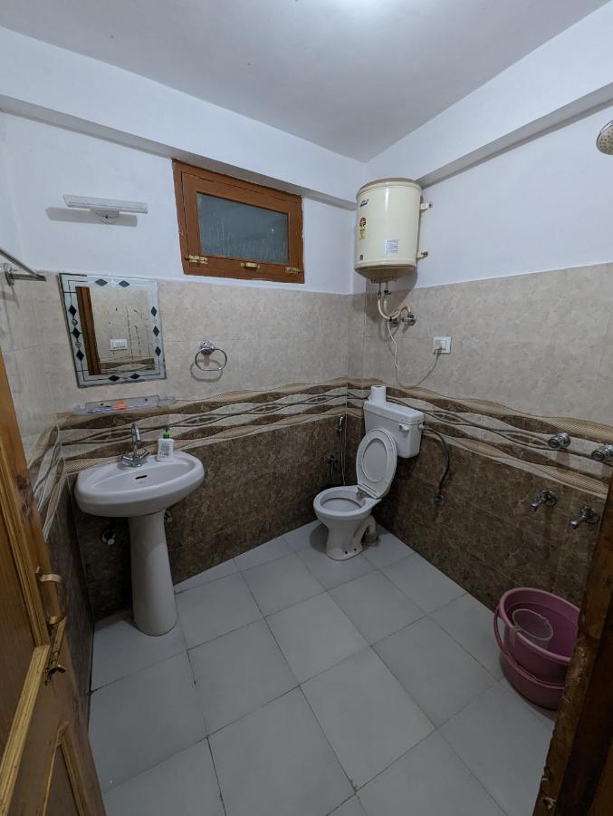 Attic Monkey Cafe & Rooms Manali  Bagian luar foto