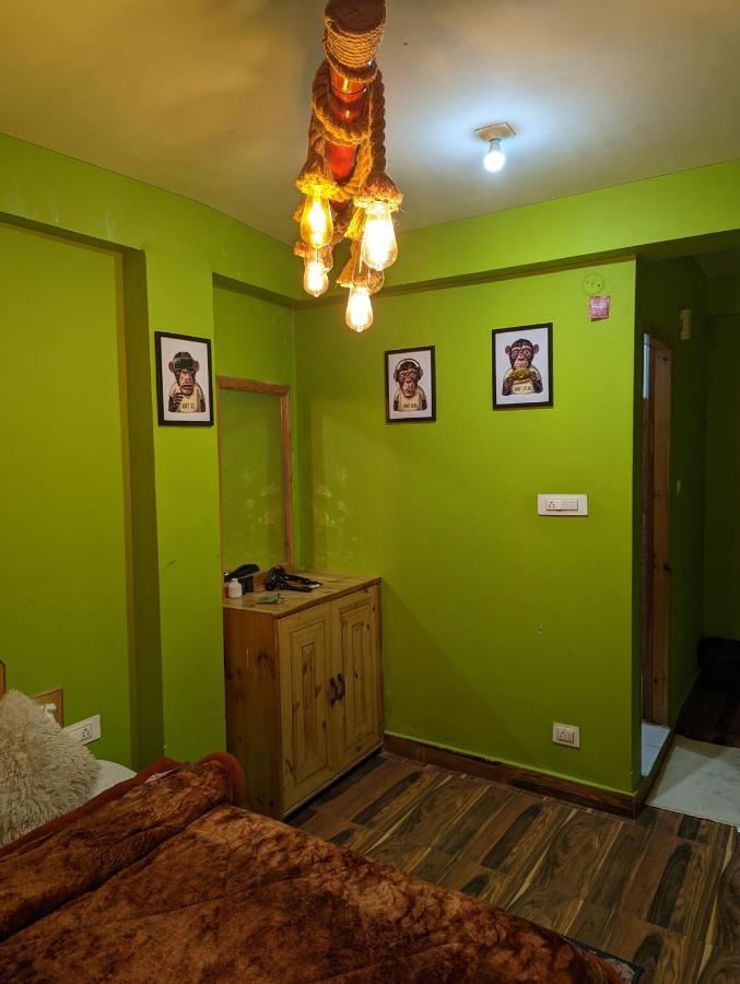 Attic Monkey Cafe & Rooms Manali  Bagian luar foto