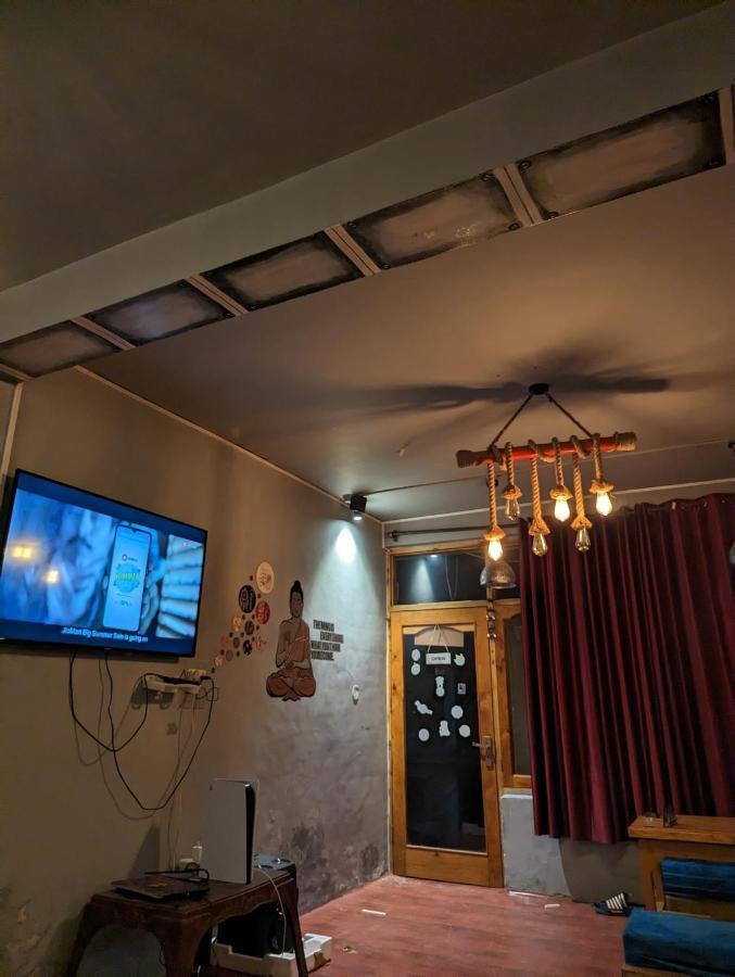 Attic Monkey Cafe & Rooms Manali  Bagian luar foto