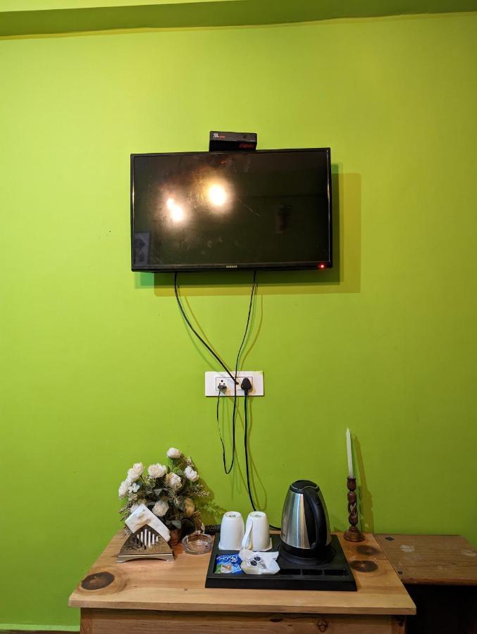 Attic Monkey Cafe & Rooms Manali  Bagian luar foto