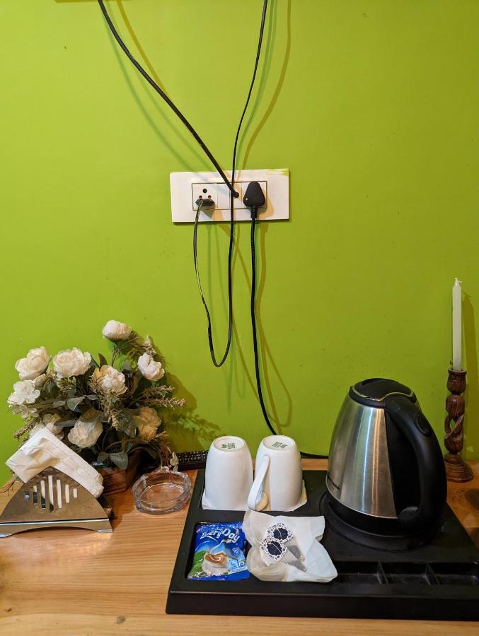 Attic Monkey Cafe & Rooms Manali  Bagian luar foto