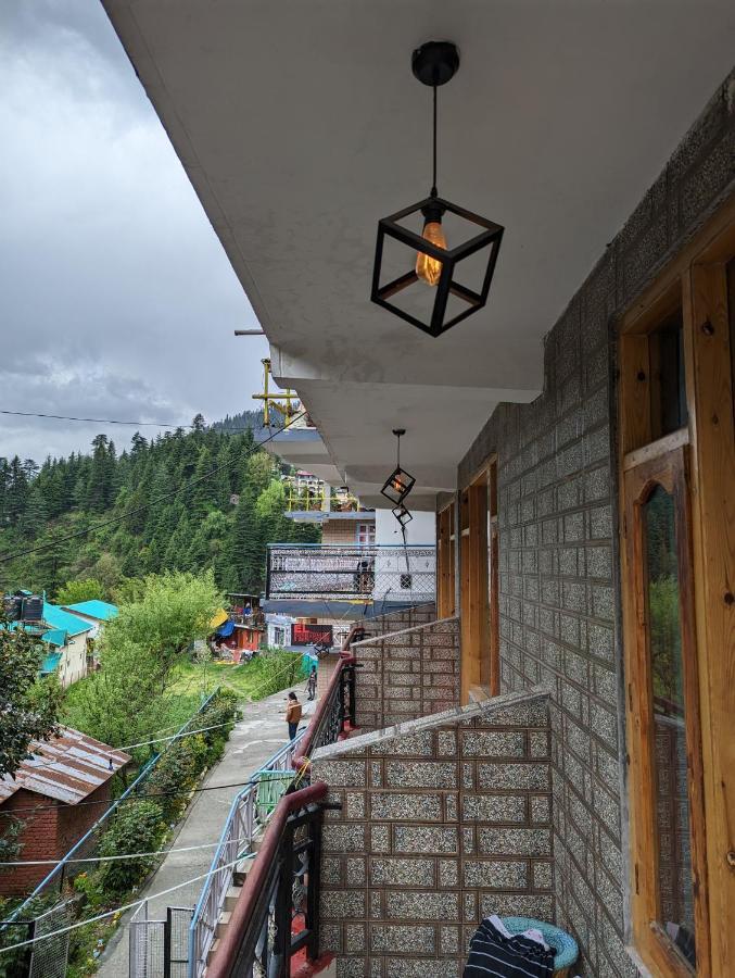 Attic Monkey Cafe & Rooms Manali  Bagian luar foto