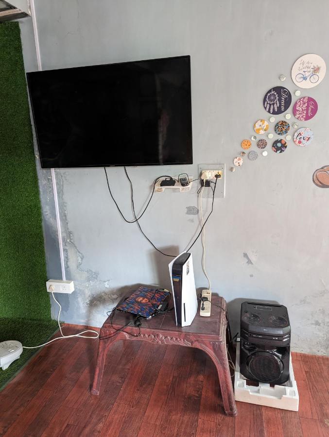 Attic Monkey Cafe & Rooms Manali  Bagian luar foto