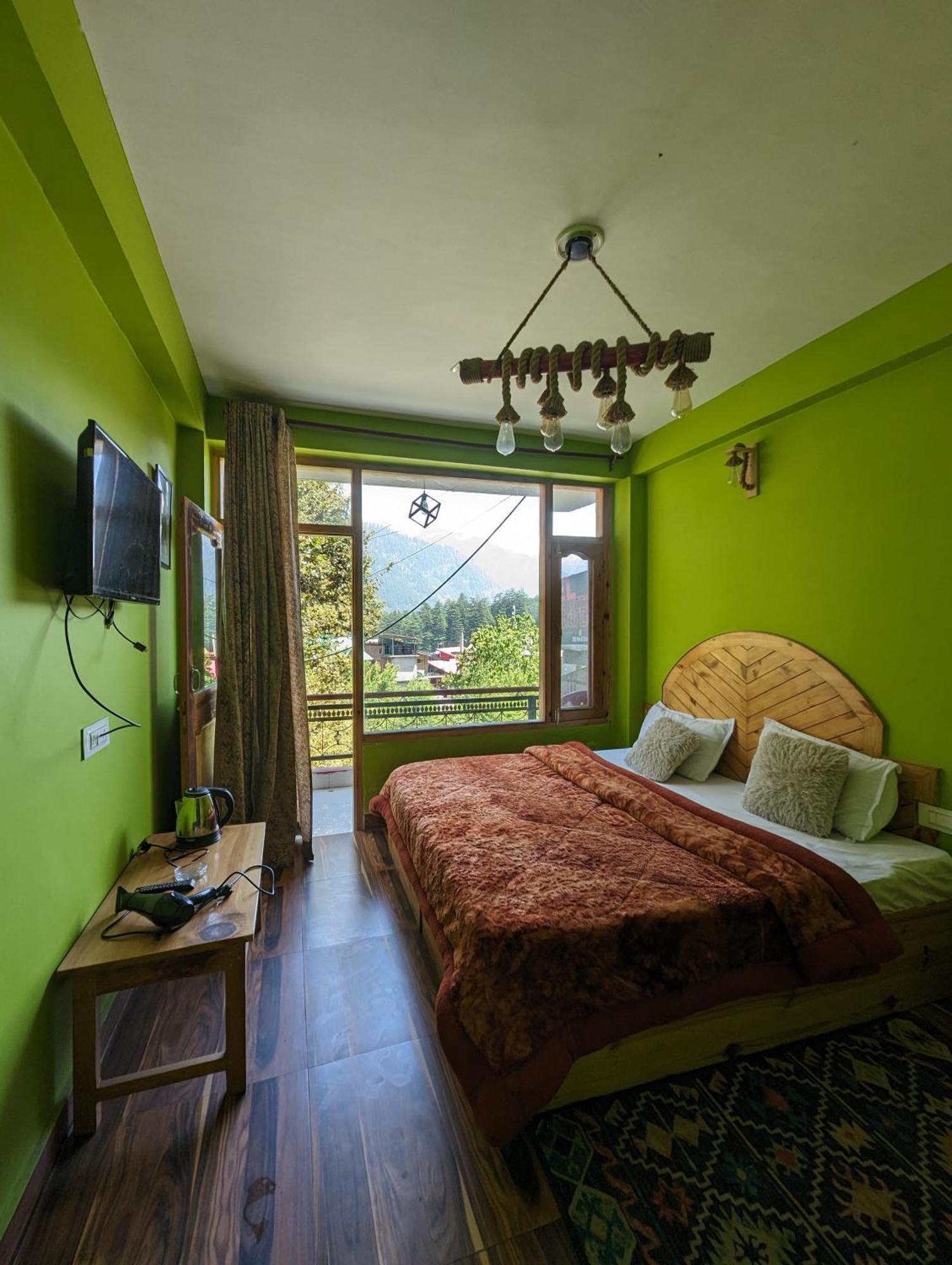 Attic Monkey Cafe & Rooms Manali  Bagian luar foto
