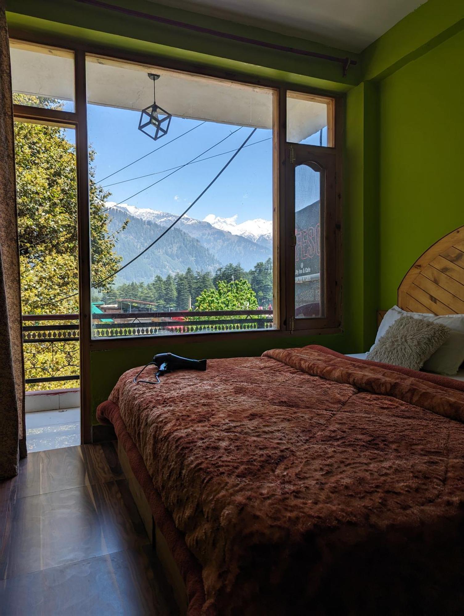 Attic Monkey Cafe & Rooms Manali  Bagian luar foto