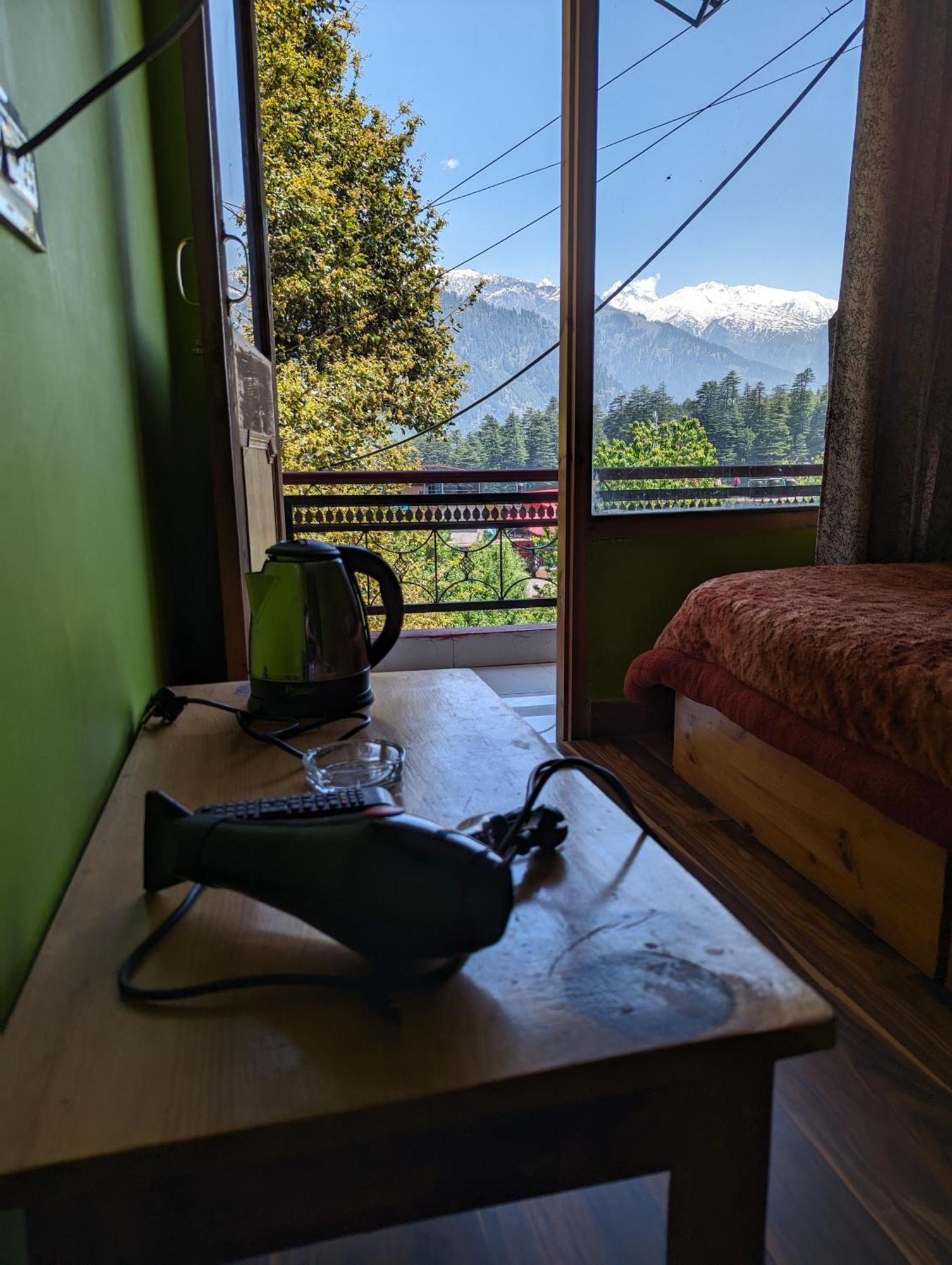 Attic Monkey Cafe & Rooms Manali  Bagian luar foto