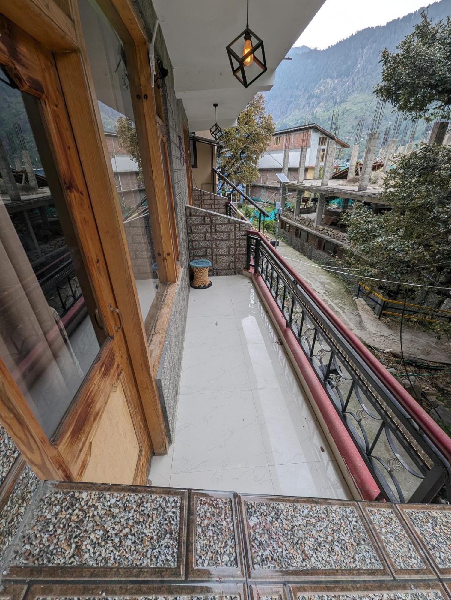 Attic Monkey Cafe & Rooms Manali  Bagian luar foto