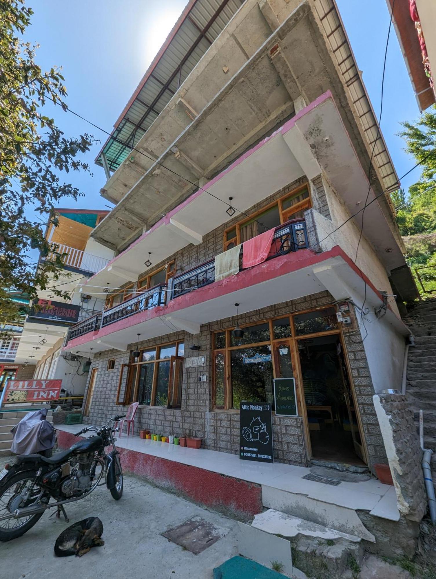 Attic Monkey Cafe & Rooms Manali  Bagian luar foto