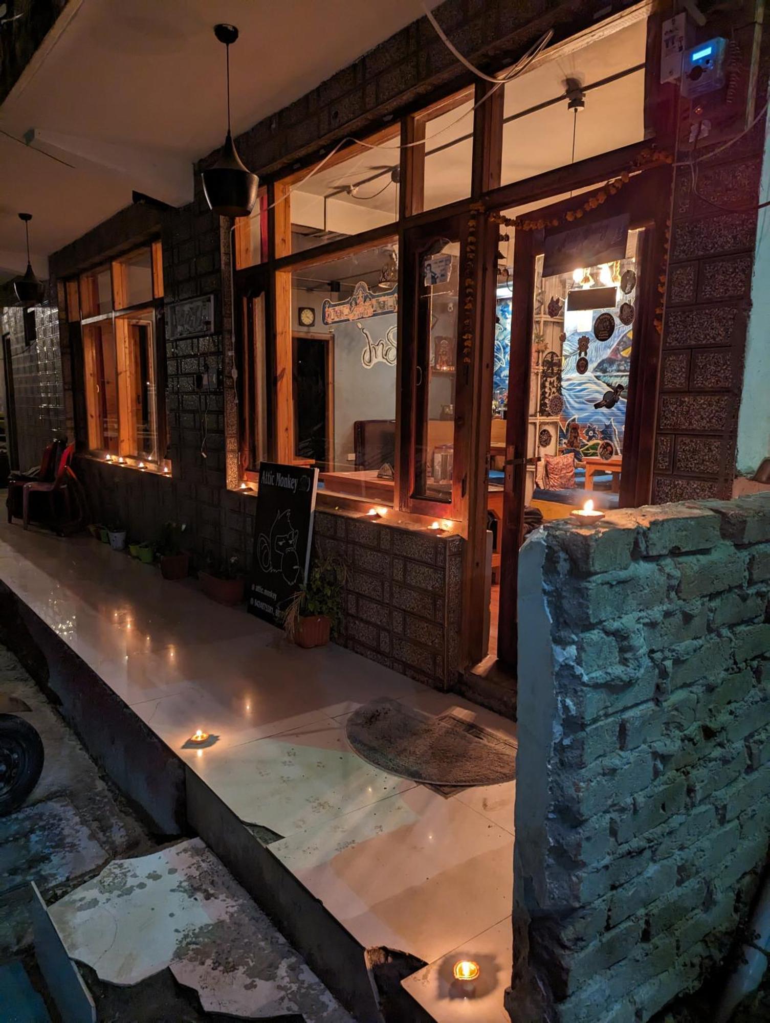Attic Monkey Cafe & Rooms Manali  Bagian luar foto